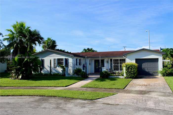 photo 1: 10630 SW 103rd St, Miami FL 33176