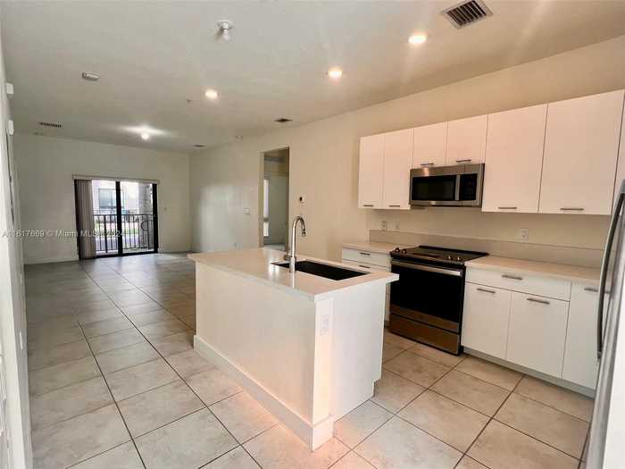 photo 1: 8301 NW 41st St Unit B-107, Doral FL 33166