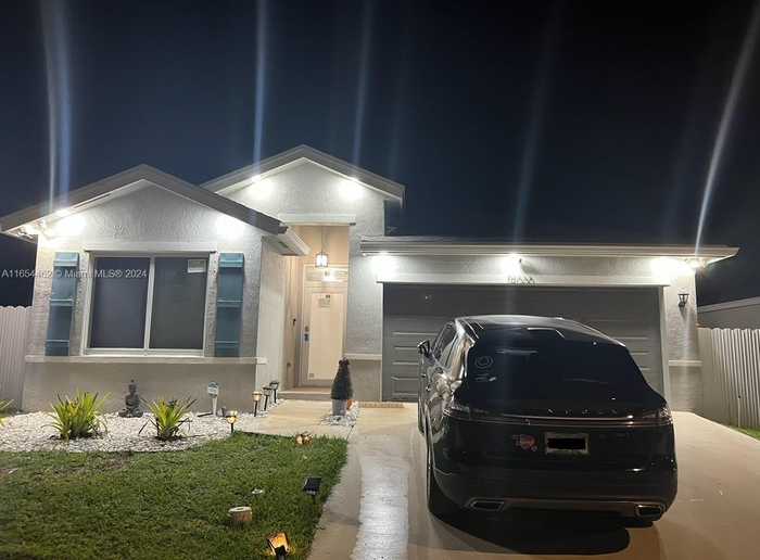 photo 1: 19000 SW 317th Ter, Homestead FL 33030