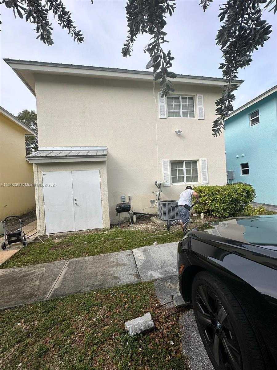 photo 2: 430 NW 20th St, Miami FL 33127