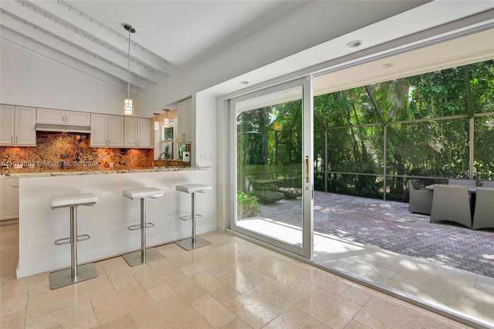 photo 1: 335 Harbor Dr, Key Biscayne FL 33149