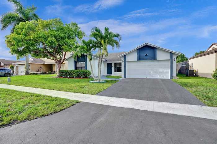 photo 2: 10240 NW 31st Ct, Sunrise FL 33351