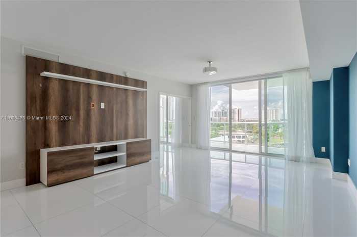 photo 2: 400 Sunny Isles Blvd Unit 721, Sunny Isles Beach FL 33160