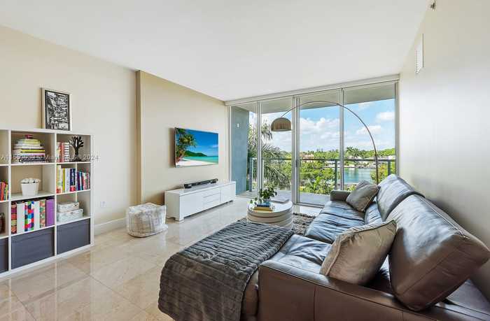 photo 1: 6305 Indian Creek Dr Unit 4D, Miami Beach FL 33141