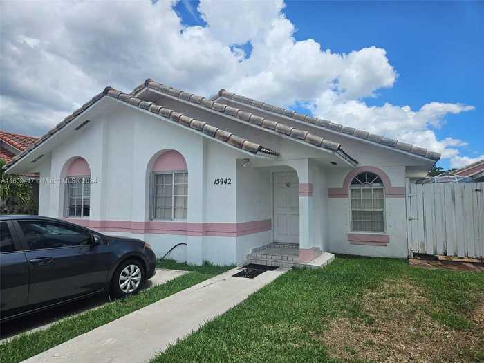 photo 1: 15942 SW 81st Ter, Miami FL 33193