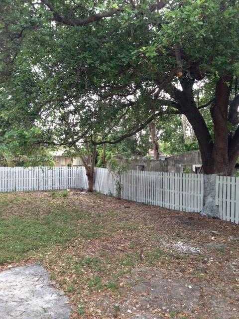 photo 2: 530 NW 53rd St, Miami FL 33127