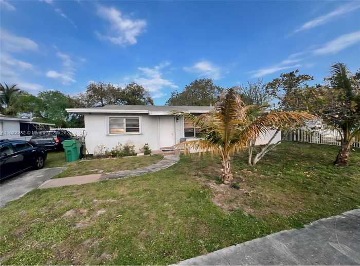 photo 2: 17625 NW 55th Ct, Miami Gardens FL 33055