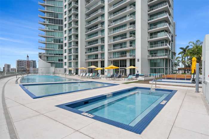 photo 1: 92 SW 3rd St Unit 4005, Miami FL 33130