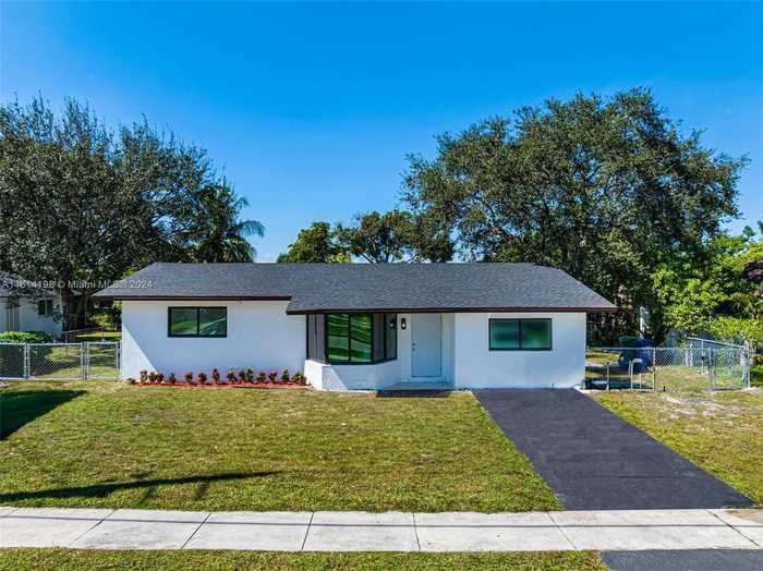 photo 1: 1521 NW 55th Ave, Lauderhill FL 33313