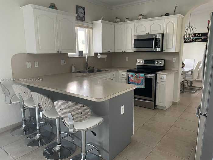 photo 1: 15957 NW 77th Pl, Miami Lakes FL 33016