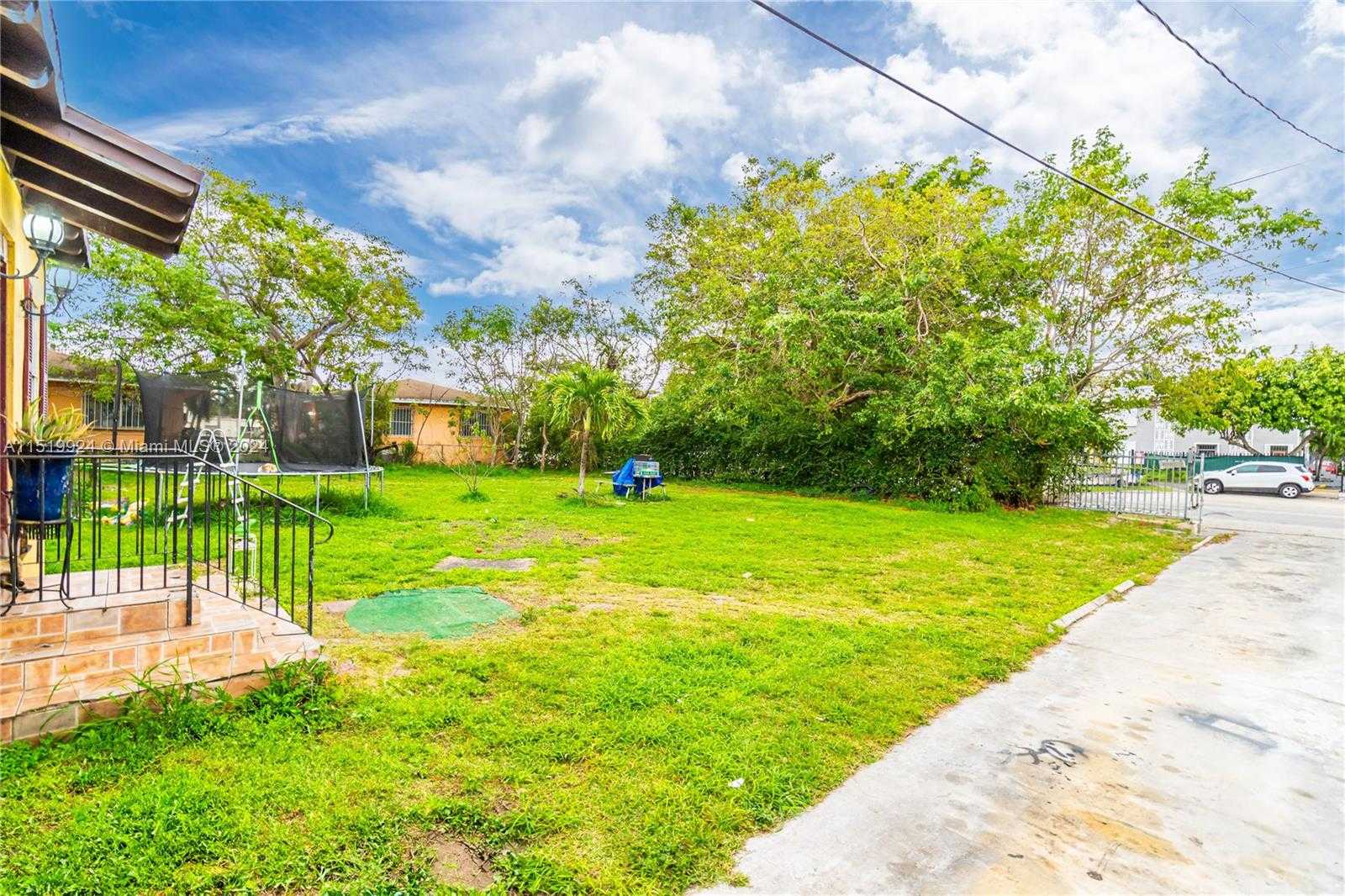 photo 3: 1027 NW 29th St, Miami FL 33127