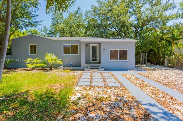 photo 1: 1040 NE 123rd St, North Miami FL 33161