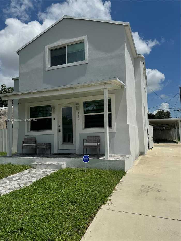 photo 2: 421 NW 44 th St, Miami FL 33127