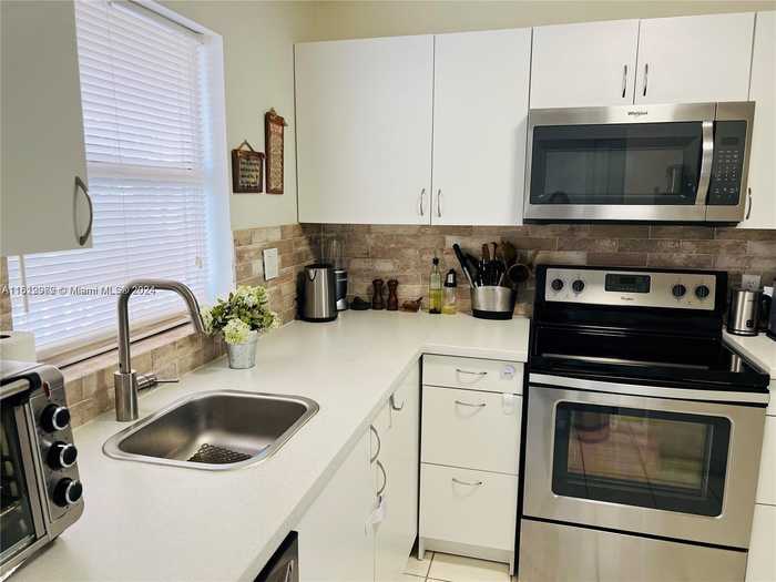 photo 2: 9581 Sunrise Lakes Blvd Unit 208, Sunrise FL 33322