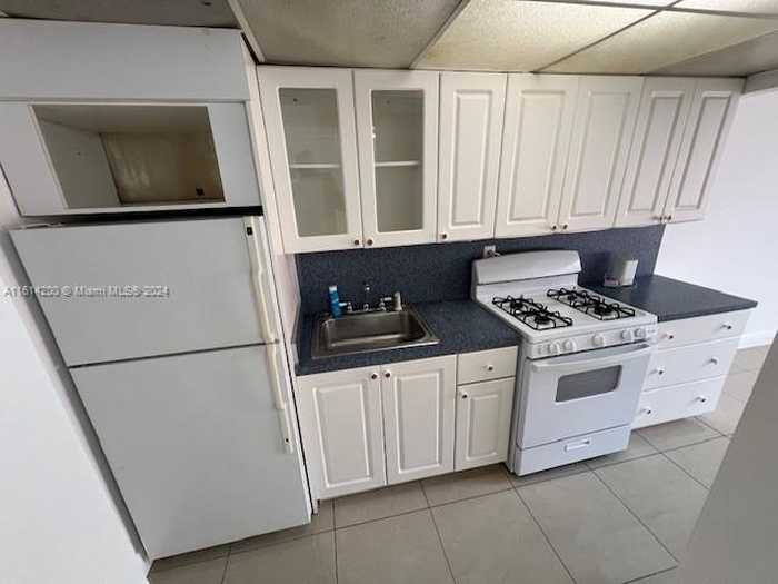 photo 1: 1300 W 47th Pl Unit 216B, Hialeah FL 33012