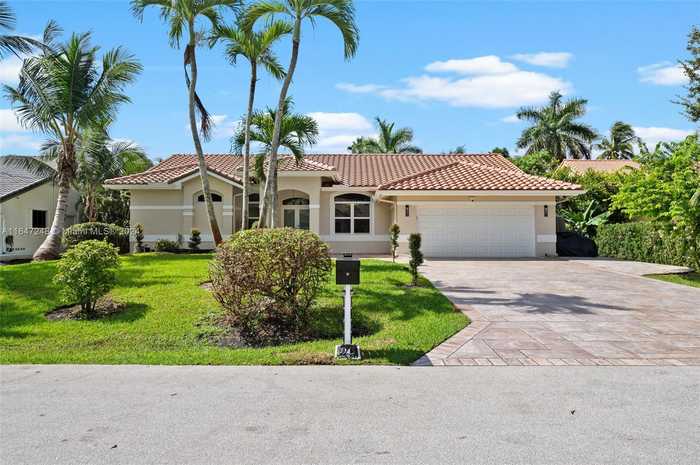 photo 2: 12020 NW 24th St, Plantation FL 33323