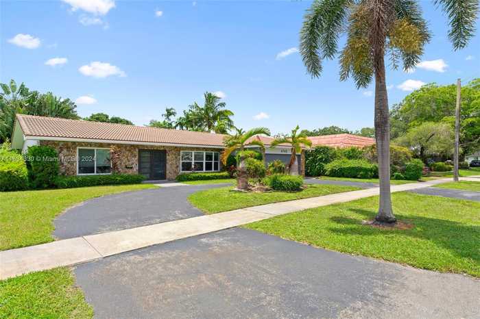 photo 1: 4740 Sarazen Dr, Hollywood FL 33021