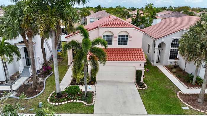 photo 1: 625 NW 158th Ave, Pembroke Pines FL 33028