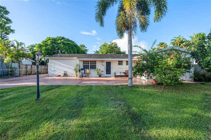 photo 2: 446 NW 17th Ct, Homestead FL 33030