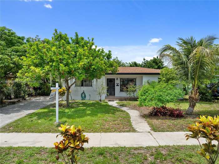 photo 1: 555 NE 157th St, Miami FL 33162