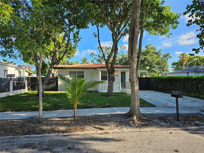 photo 1: 6338 SW 41st St, South Miami FL 33155