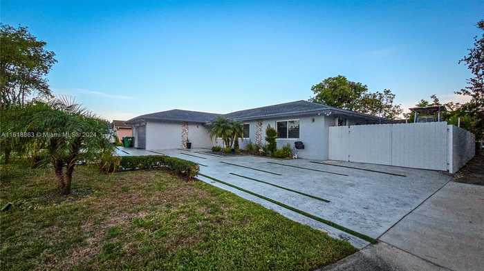 photo 1: 14114 SW 42nd Ter, Miami FL 33175