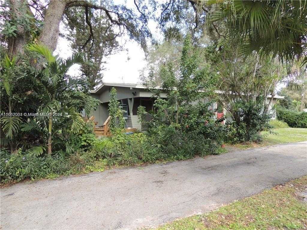 photo 3: 4801 SW 58th Ave, Davie FL 33314