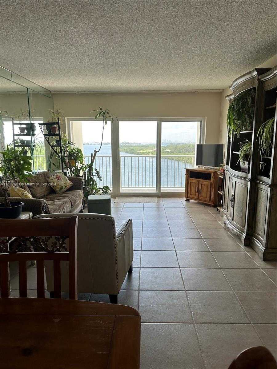 photo 2: 300 Bayview Dr Unit 1214, Sunny Isles Beach FL 33160