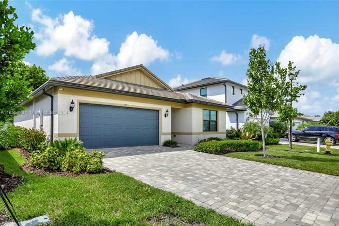 photo 2: 3021 Hibiscus Ave, Lauderdale Lakes FL 33311