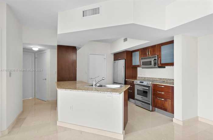 photo 2: 19900 E Country Club Dr Unit 706, Aventura FL 33180