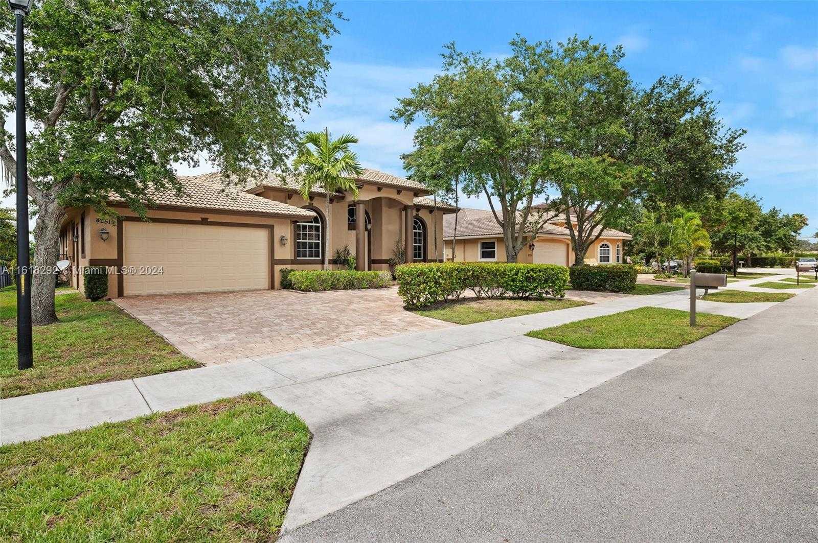 photo 1: 8251 SW 51st St, Davie FL 33328