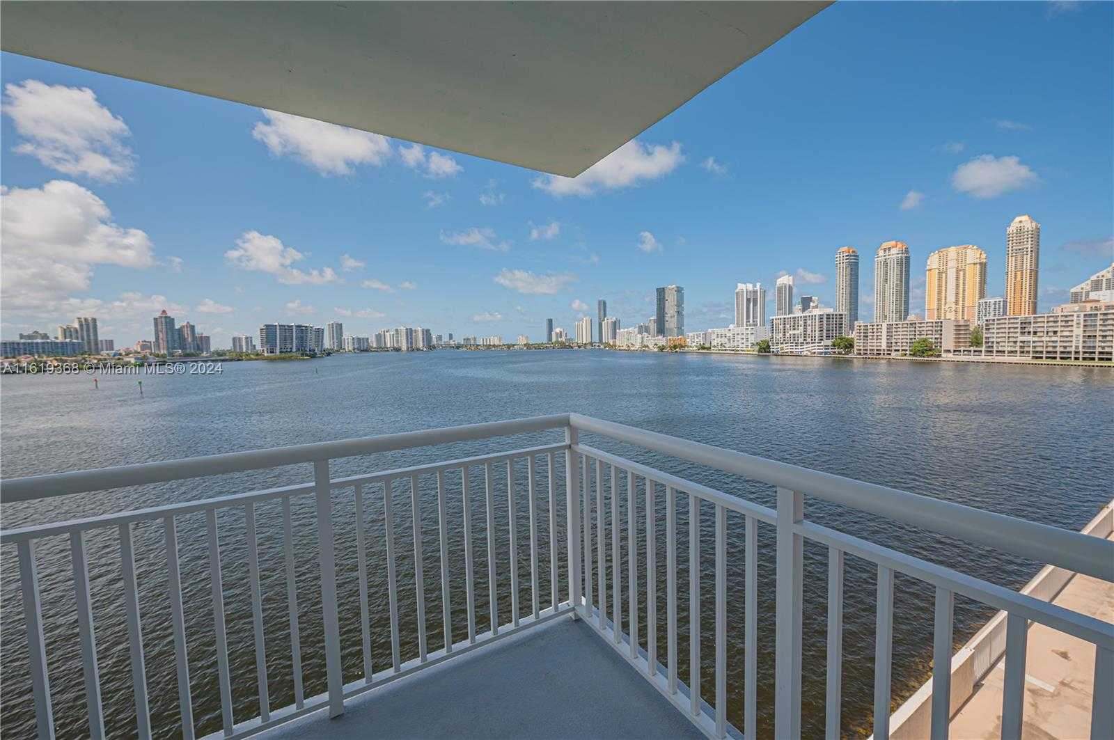 photo 3: 301 174th St Unit 618, Sunny Isles Beach FL 33160