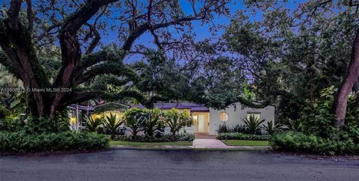 photo 1: 9105 NE 5th Ave, Miami Shores FL 33138