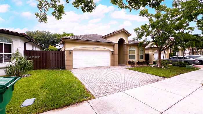 photo 1: 10959 NW 80th Ln, Doral FL 33178