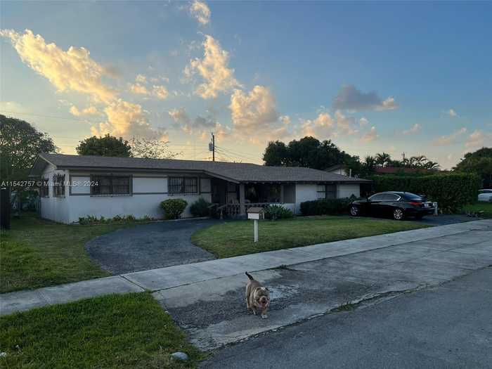 photo 1: 4590 W 8th Ct, Hialeah FL 33012