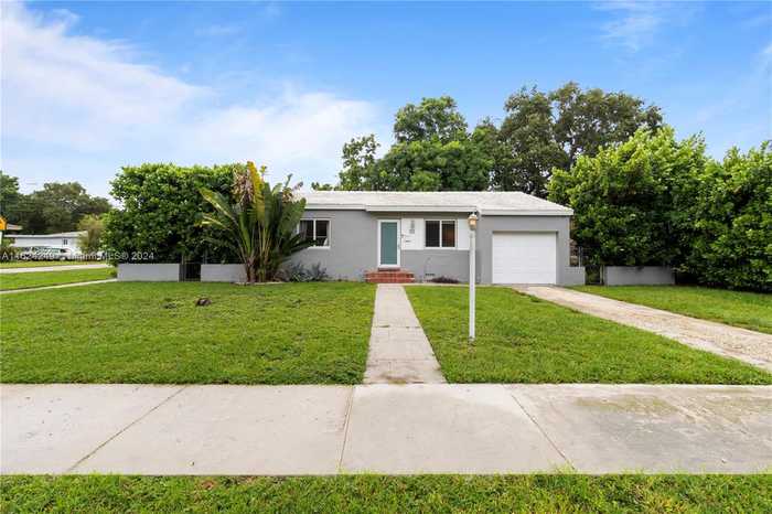 photo 1: 202 NW 92nd St, Miami Shores FL 33150