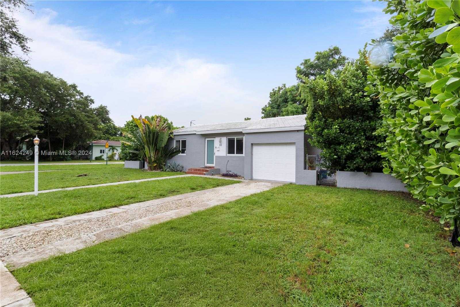 photo 2: 202 NW 92nd St, Miami Shores FL 33150