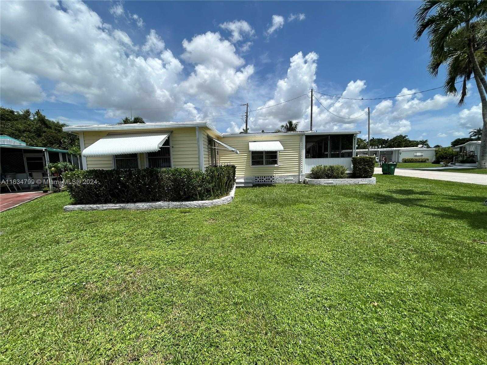 photo 2: 8501 SW 18th Pl, Davie FL 33324