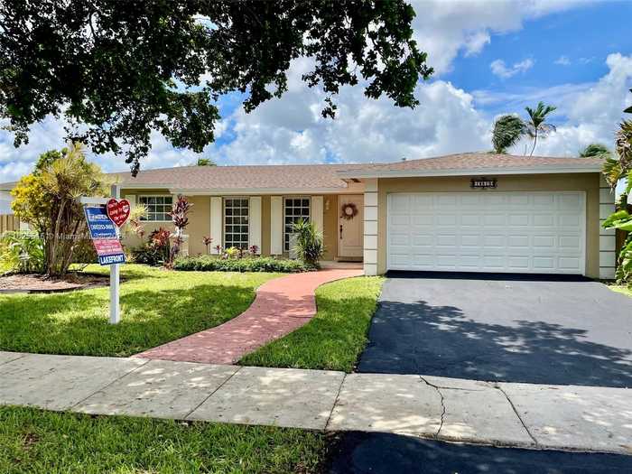 photo 2: 14510 SW 74th St, Miami FL 33183