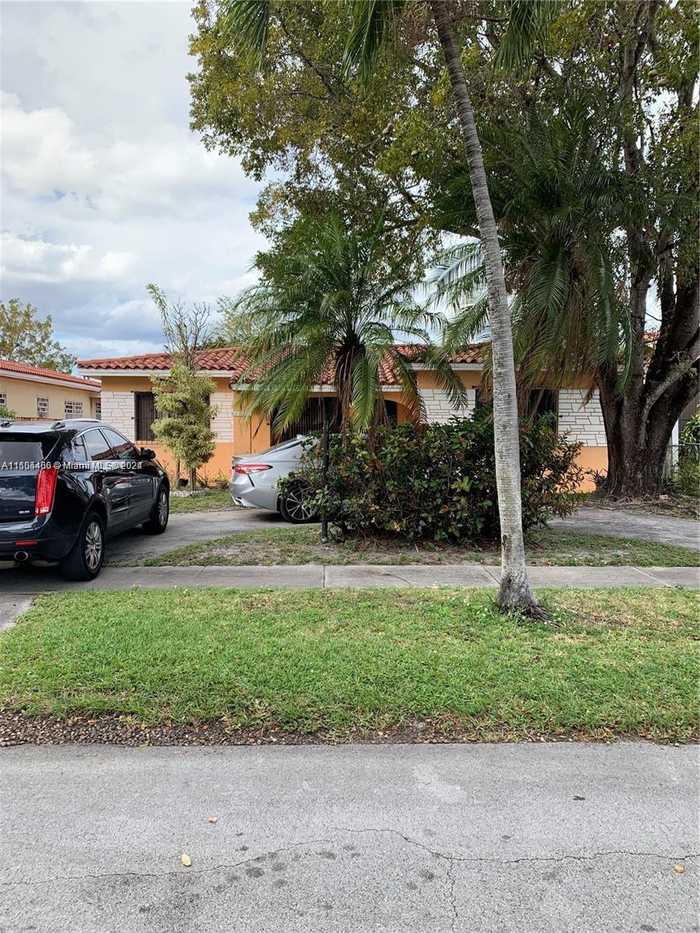 photo 1: 443 W 43rd Pl, Hialeah FL 33012