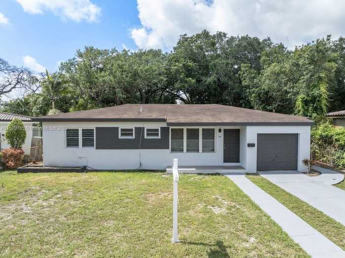 photo 1: 760 NE 145th St, North Miami FL 33161