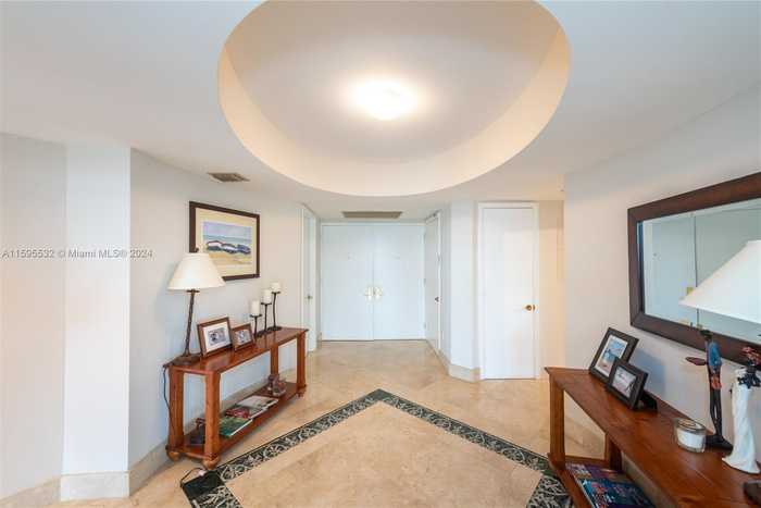 photo 2: 19333 Collins Ave Unit 604, Sunny Isles Beach FL 33160