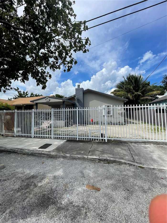 photo 1: 1143 NW 27th St, Miami FL 33127