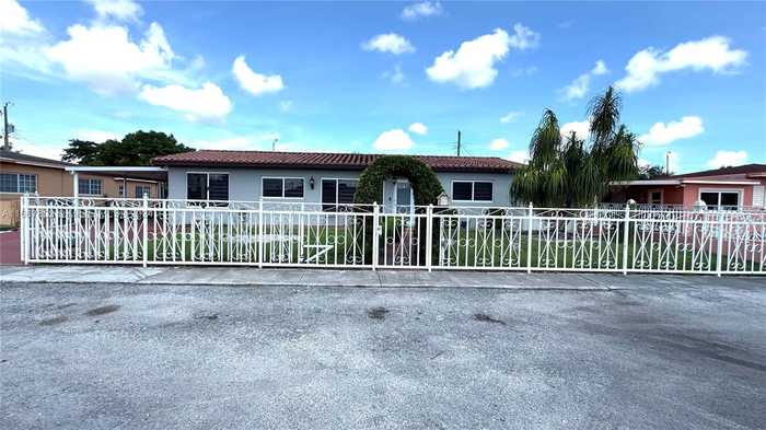 photo 1: 521 W 36th Pl, Hialeah FL 33012