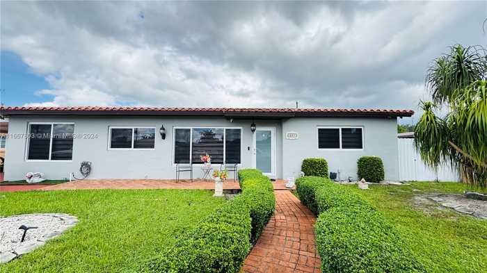 photo 2: 521 W 36th Pl, Hialeah FL 33012