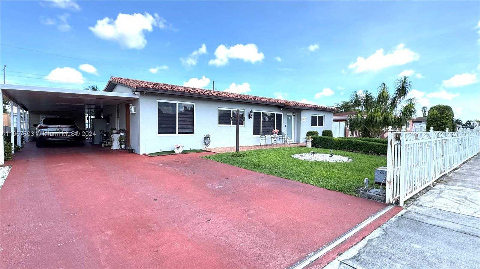 photo 3: 521 W 36th Pl, Hialeah FL 33012