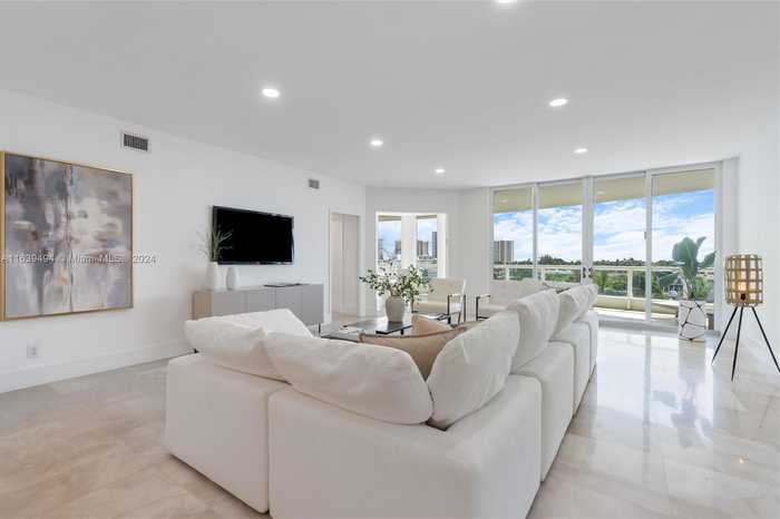 photo 1: 21200 Point Pl Unit 605, Aventura FL 33180