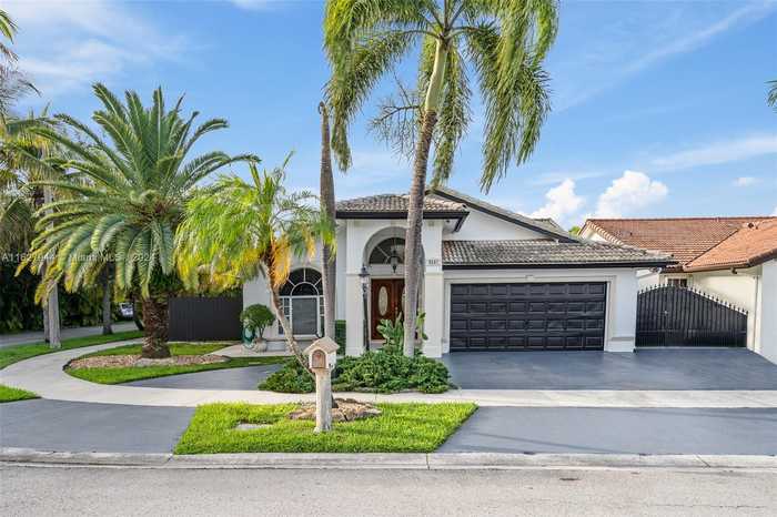 photo 1: 9187 NW 150th Ter, Miami Lakes FL 33018