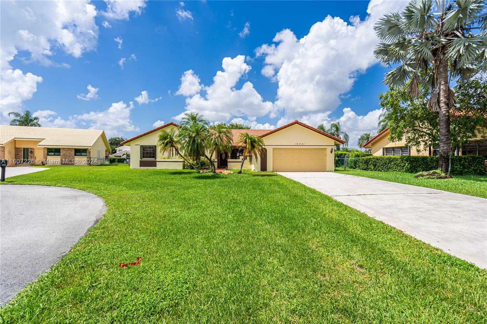 photo 3: 15021 Featherstone Way, Davie FL 33331