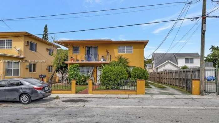 photo 1: 1137 SW 10th St, Miami FL 33130